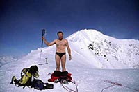 Giuseppe senza vestiti di fronte alla vetta del monte McKinley, Alaska