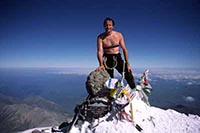 Giuseppe Pompili in vetta all'Elbrus senza vestiti