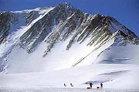 La vetta del Monte Vinson, Antartide, vista dal campo base