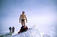 Giuseppe Pompili in vetta al Monte Vinson, Antartide, senza vestiti