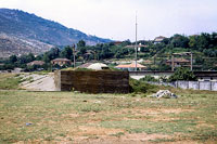 Un bunker in un villaggio