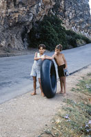 Bambini che giocano sulla strada