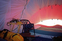 Interno tenda della base