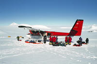 Scaricando i bagagli al campo base del Vinson