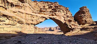 Il grande arco (qaws قوس ) nell'altopiano (Jibal) di Hisma in località Al Gtaar 