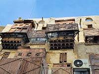 Balconi sporgenti nella città vecchia di Gedda