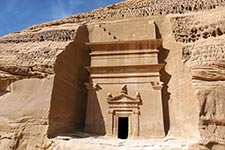 Qasr al-Bint è la più grande facciata di una tomba monumentale a Mada'in Salih