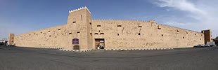 La facciata esterna con l'ingresso del palazzo/guarnigione di al-Qishlah a Ha'il