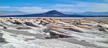 Campo de piedra pomiz e vulcano Carachi Pampa