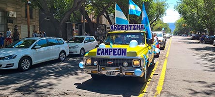 Festeggiamenti per le vie di Mendoza per Argentina Campione del Mondo 2022 