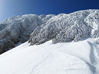 La montagna ricoperta di ghiaccio