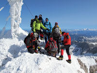 Foto di gruppo davanti alla croce