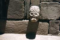 Cabeza clavada al tempio di Tiwanaku