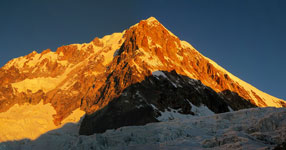 L'Illampu al tramonto dal campo uno a 5400 m