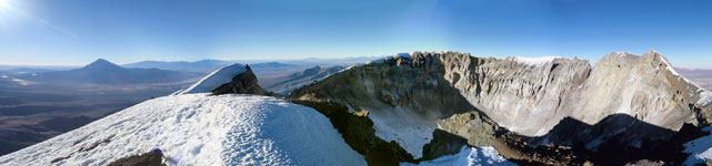 Panorama dal cratere del Parincatota, 6348 m, sullo sfondo il Sajama