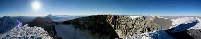 Panorama dal cratere del Parincatota, 6348 m, dal punto più altoNegra con in mezzo il Callejón de Huaylas