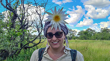 Martina con fiore di ninfea sul fiume Mbudi 