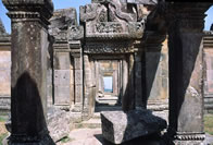 Prospettiva di corridoi e colonne al Preah Vihear