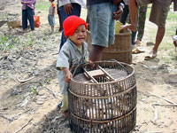 Bambino con cesta di pesci
