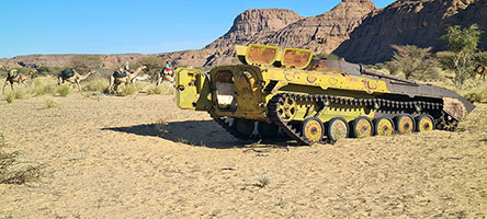 Resti di un carro armato risalente alla guerra libico-ciadiana del 1987 16°47'12'' N; 21°36'24'' E