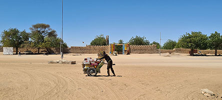 Ambulante attraversa lo spiazzo davanti al forte di Fada