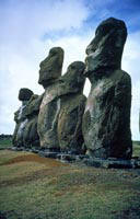 Moai in fila