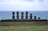Moai in riva al mare 3