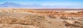 Antico muretto a secco Panorama sul salar di Atacama dalla valle della Luna