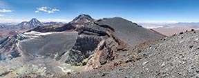 Panorama sul cratere dal bordo del vulcano Lascar