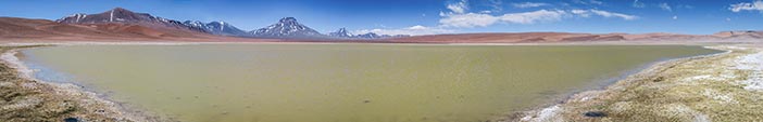 Panorama a 180° della laguna Lejía, 4000 m, sullo sfondo i vulcani Lascar (a sinistra), Aguas Calientes (al centro) e Pili (a destra)