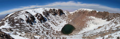 Il cratere del Licancabur dall'alto col lago interno