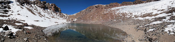 Panorama del laghetto all'interno del cratere del Licancabur