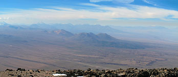 La catena di vulcani andini a sud del Licancabur 