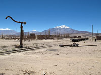 La stazione abbandonata di Monturaqui sullo sfondo il Socompa