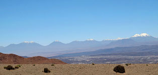 Vulcani andini nei pressi di Monturaqui (col tele)