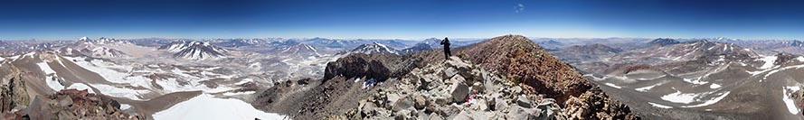 Panorama a 360° dalla vetta dell'Ojos del Salado, 6893 m, con Adriano dal Cin davanti al vulcano Incahuasi