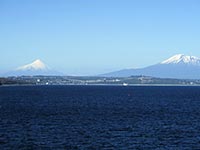 I vulcani Osorno e Calbuco si stagliano dietro Puerto Montt