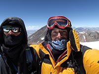 Adriano Dal Cin e Giuseppe Pompili in vetta al Tres Cruces Centrale, 6629 m, il 24 novembre 2018