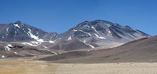 Il Nevado de Tres Cruces centrale, 6629 m (a sinistra) e sud, 6749 m (a destra)