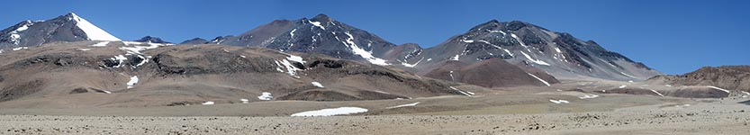 Panorama a 180° sulle tre cime del Nevado de Tres Cruces: la cima nord a sinistra, al centro la cima centrale e a destra la cima sud, la più alta, 6749 m