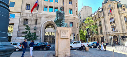 Statua di Salvador Allende in Plaza de la Constitucion a Santiago del Cile