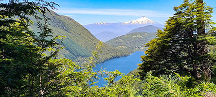 Lago Tinquilco nel PN di Huerquehue, sullo sfondo il vulcano Villarica
