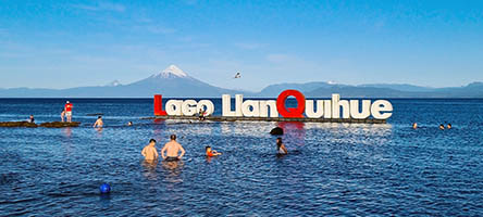 Il lago di Llanquihue dalla spaiggia dei cigni di Llanquihue, sullo sfondo l'Osorno