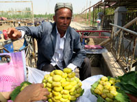 Venditore di fichi al mercato di Kashgar