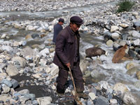 Pastori kirghizi lungo il fiume