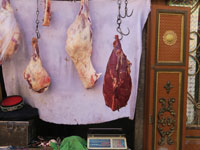 Pezzi di carne esposti in strada a Kashi