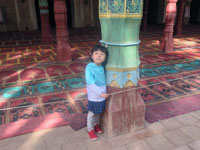 Bambina alla moschea di Id Kah a Kashgar