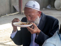 Vecchio uiguro al mercato di Kashgar