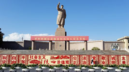 Statua gigante di Mao Zedong di fronte alla piazza del popolo di Kashgar