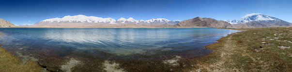 Il lago Kara Kul, (lago nero in kirghizo) 3675 m, sullo sfondo il Kongur